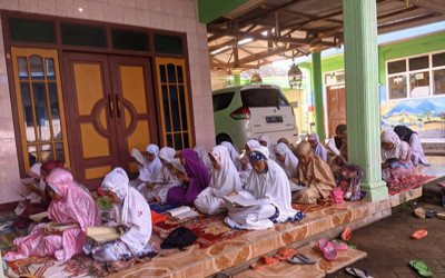 Tahfidzul Qur'an dilanjutkan dengan Sholat Duhur Berjamaah